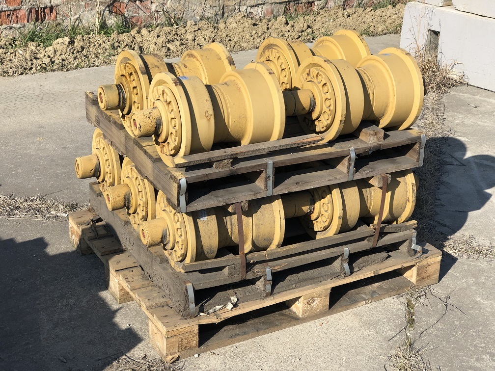 Komatsu D375A-5 track rollers - Track roller for Bulldozer: picture 1 Komatsu D375A-5 track rollers - Track roller for Bulldozer: picture 1