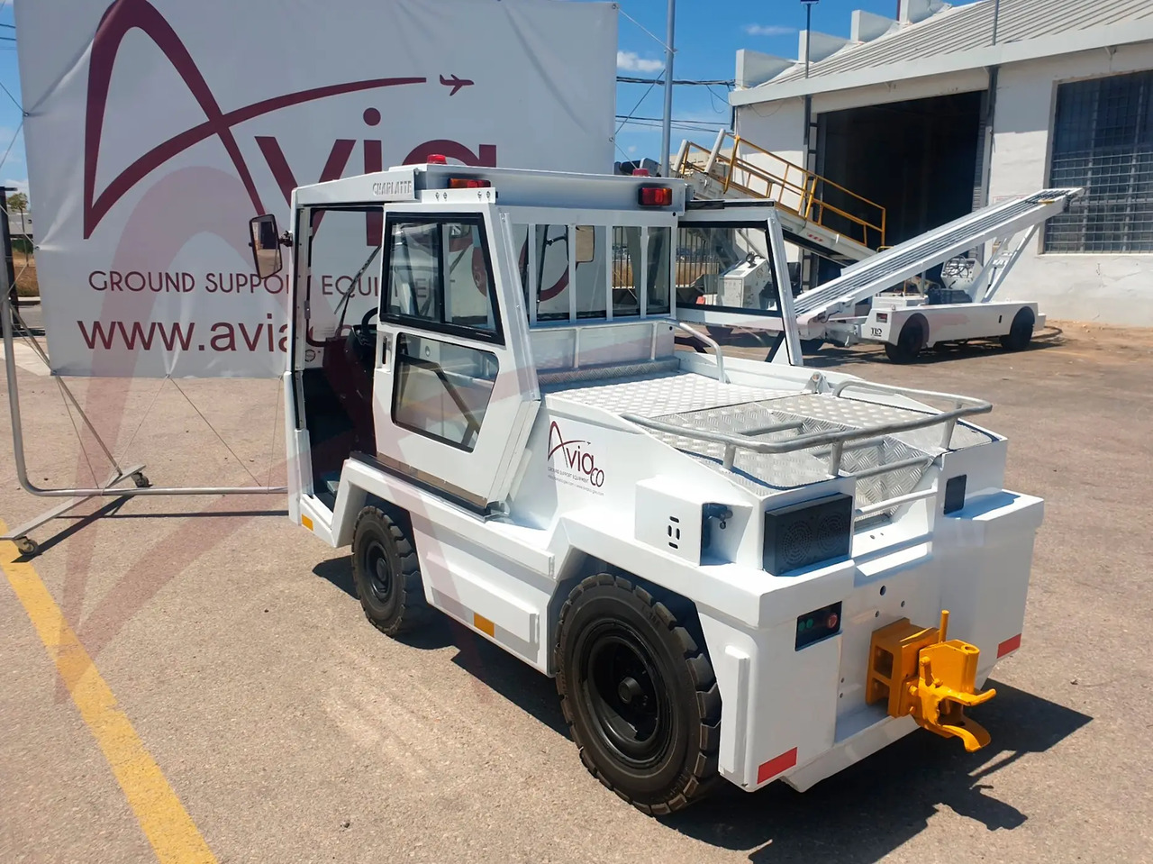CHARLATTE T135 - Baggage tractor: picture 2 CHARLATTE T135 - Baggage tractor: picture 2