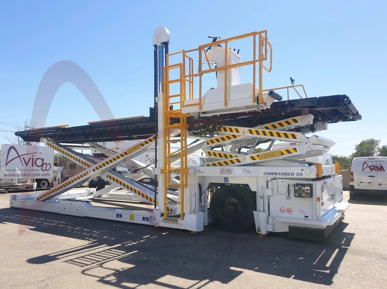 FMC COMMANDER 30 - Aircraft cargo loader: picture 3 FMC COMMANDER 30 - Aircraft cargo loader: picture 3