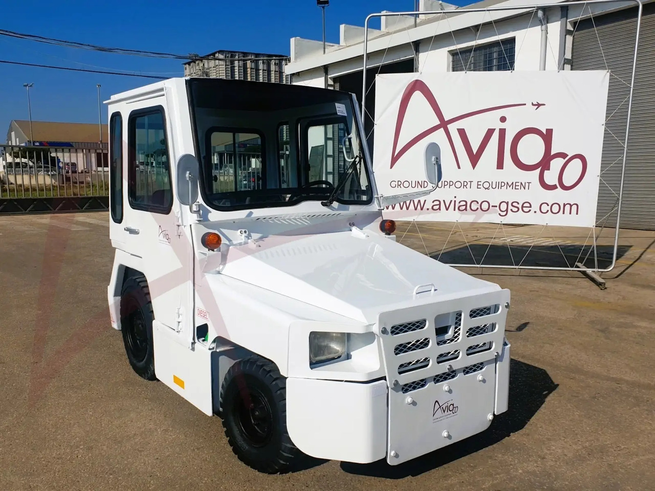 NISSAN FV02 - Baggage tractor: picture 1 NISSAN FV02 - Baggage tractor: picture 1