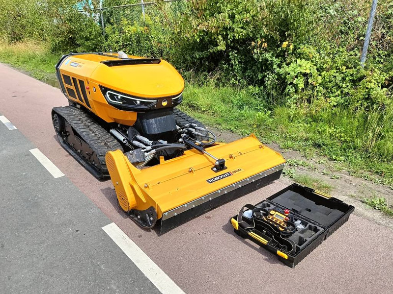 McConnel Robocut RC56 robot remote maaier mower 1200kg - Mower: picture 4 McConnel Robocut RC56 robot remote maaier mower 1200kg - Mower: picture 4