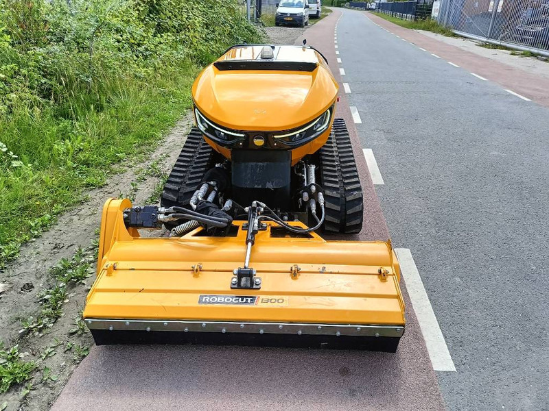 McConnel Robocut RC56 robot remote maaier mower 1200kg - Mower: picture 3 McConnel Robocut RC56 robot remote maaier mower 1200kg - Mower: picture 3