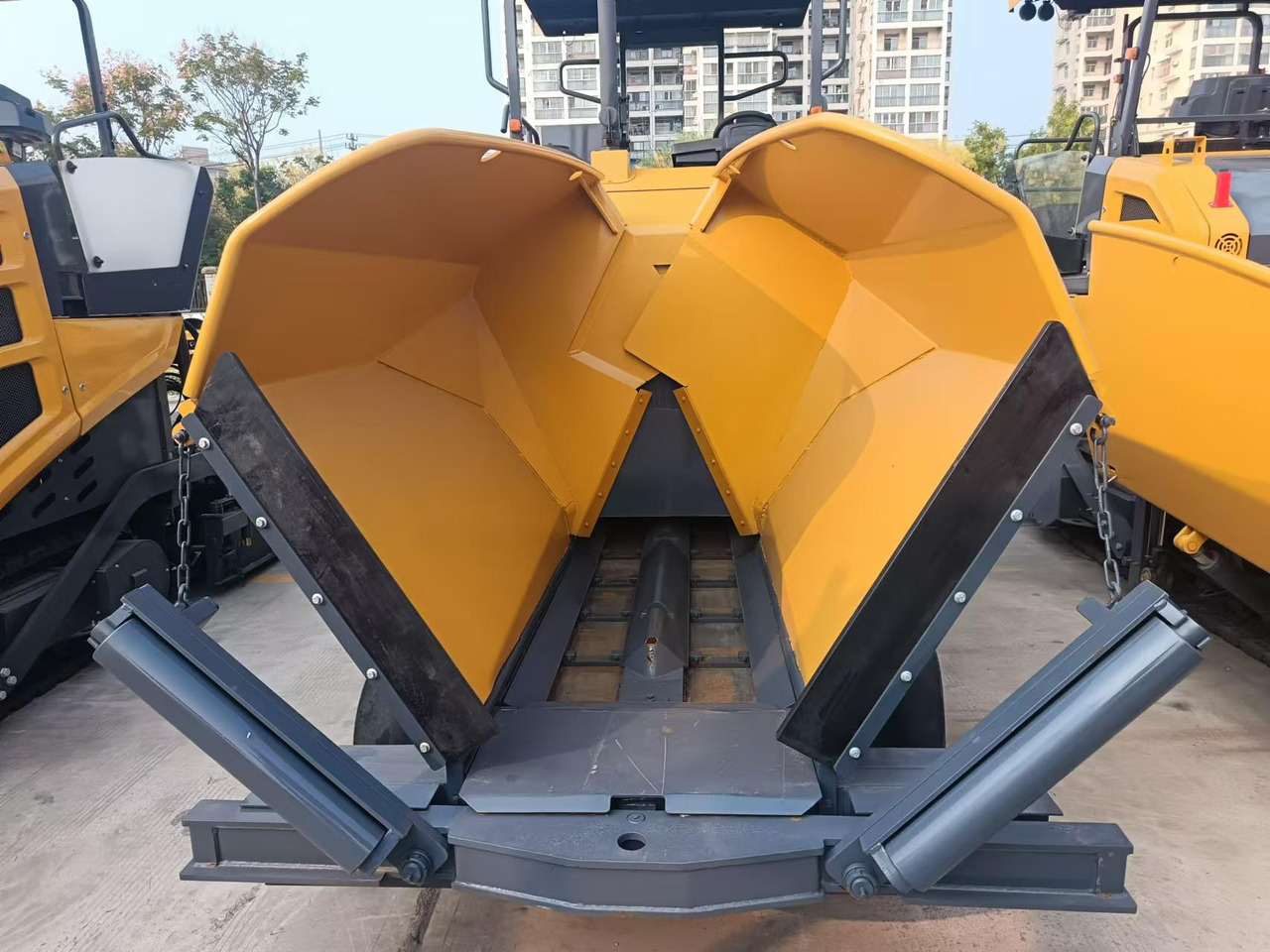 XCMG Official Road Machinery Used Asphalt Paver RP453L 3.4m Small Asphalt Paver Price - Asphalt paver: picture 2 XCMG Official Road Machinery Used Asphalt Paver RP453L 3.4m Small Asphalt Paver Price - Asphalt paver: picture 2