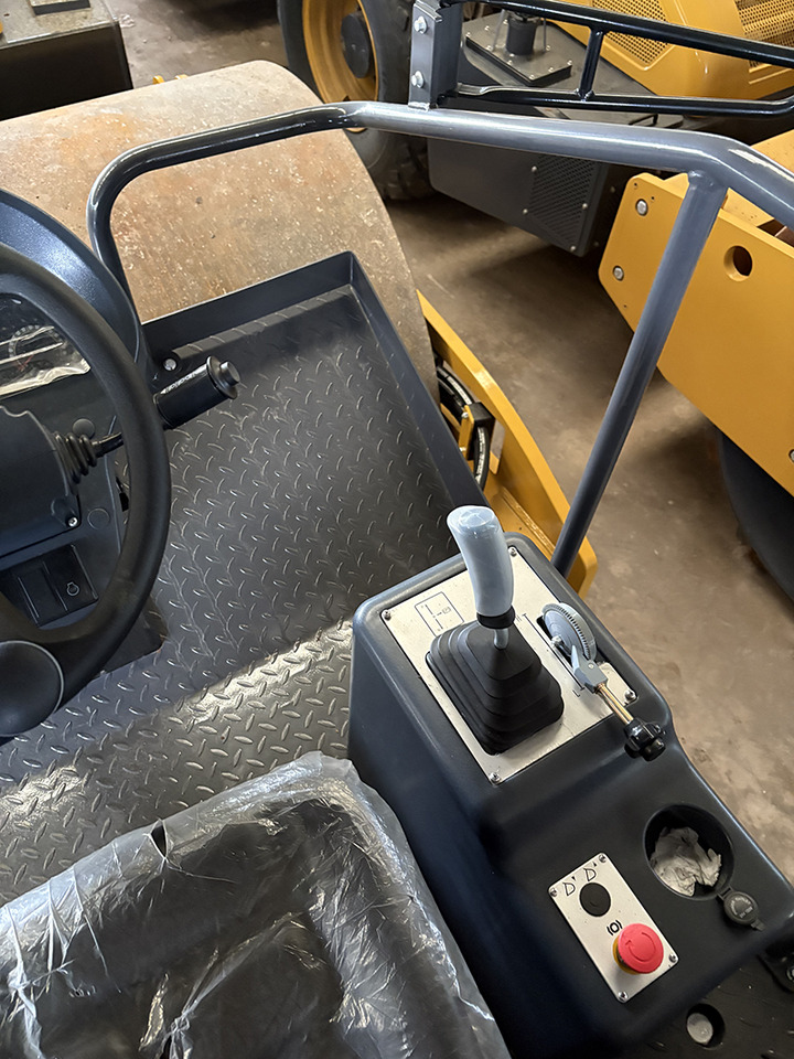 XCMG XS123 12ton used hydraulic road roller price - Road roller: picture 2 XCMG XS123 12ton used hydraulic road roller price - Road roller: picture 2