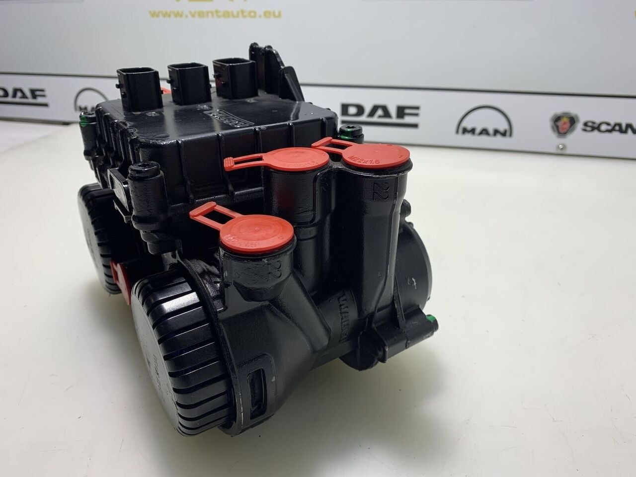 DAF XF 106 1818832 1867002   DAF XF 106 truck - Brake valve for Truck: picture 3 DAF XF 106 1818832 1867002   DAF XF 106 truck - Brake valve for Truck: picture 3