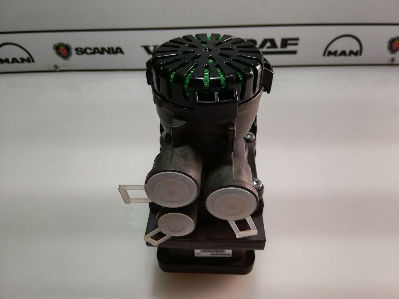 Knorr-Bremse VOLVO FH 21114974 K029246 Volvo FH truck - Brake valve for Truck: picture 2 Knorr-Bremse VOLVO FH 21114974 K029246 Volvo FH truck - Brake valve for Truck: picture 2