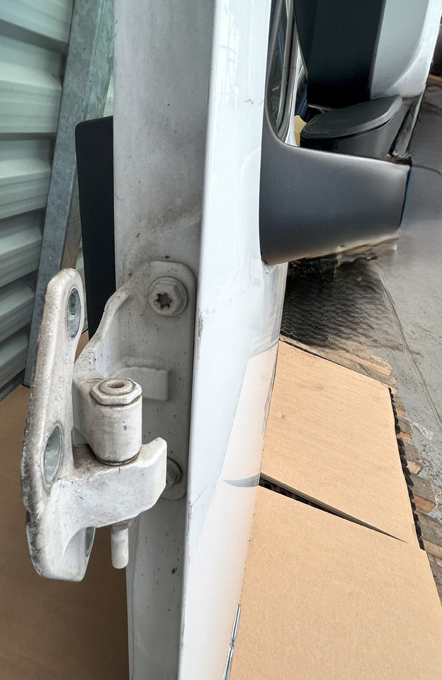 MERCEDES ACTROS MP4 DOOR LEFT WITH MIRROR - Door and parts: picture 4 MERCEDES ACTROS MP4 DOOR LEFT WITH MIRROR - Door and parts: picture 4