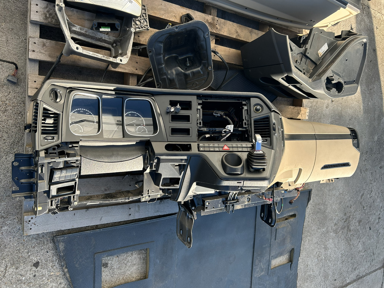 MERCEDES-BENZ KOMPLETNA PRZEKŁADKA WNĘTRZA - DESKA KONSOLA DO ANGLIKA MERCEDES ACTROS MP4 L STREAM SPACE - Cab: picture 5 MERCEDES-BENZ KOMPLETNA PRZEKŁADKA WNĘTRZA - DESKA KONSOLA DO ANGLIKA MERCEDES ACTROS MP4 L STREAM SPACE - Cab: picture 5