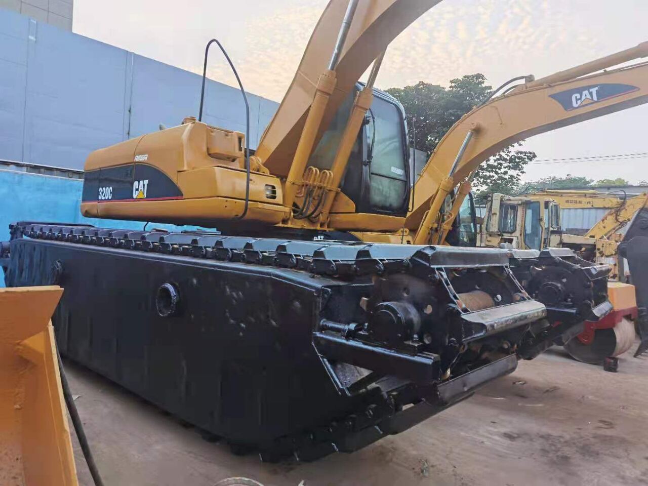 Cat Caterpillar swampy amphibious 320CL - Amphibious excavator: picture 4 Cat Caterpillar swampy amphibious 320CL - Amphibious excavator: picture 4