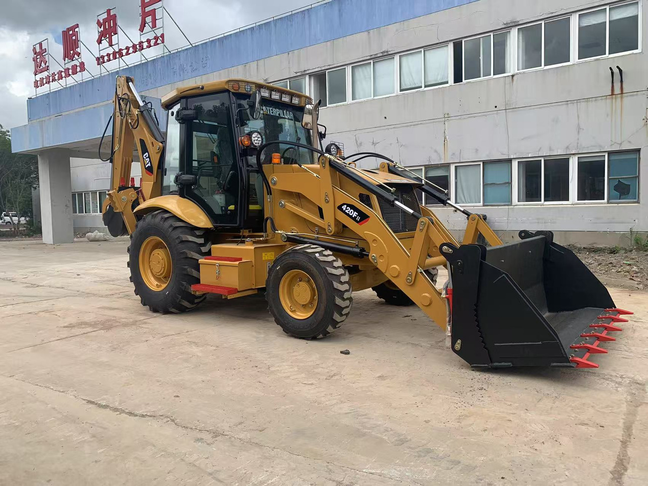 Caterpillar 420F, 420F2 Backhoe Loader with Telescopic Boom - Backhoe loader: picture 4 Caterpillar 420F, 420F2 Backhoe Loader with Telescopic Boom - Backhoe loader: picture 4