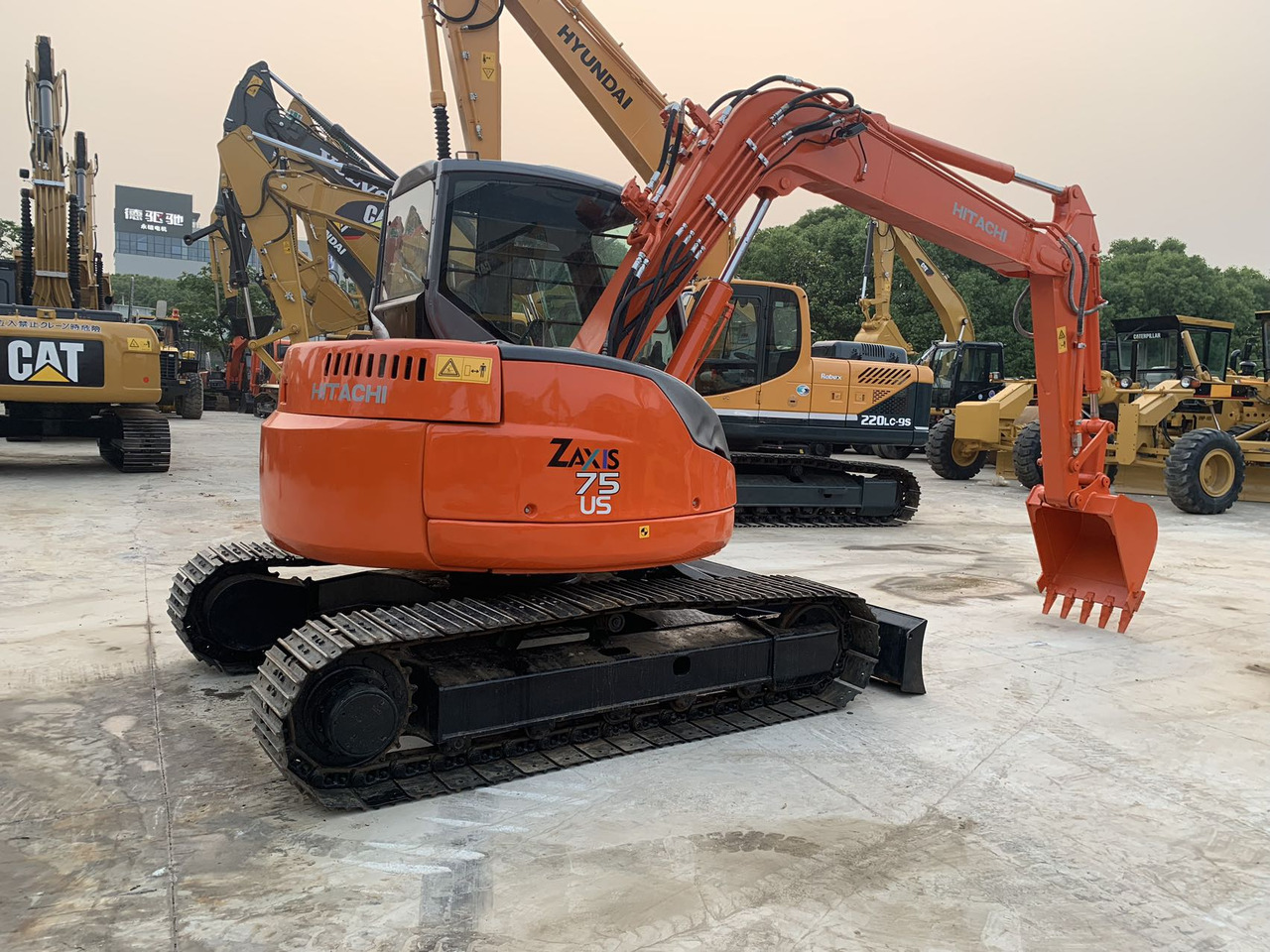 Hitachi Tracked Excavator ZX75 with Blade Dozer - Crawler excavator: picture 1 Hitachi Tracked Excavator ZX75 with Blade Dozer - Crawler excavator: picture 1