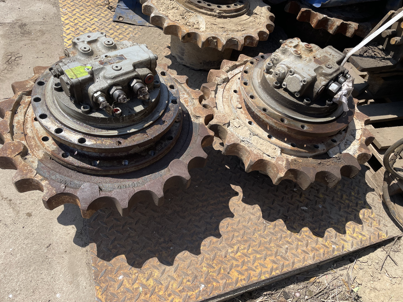 HITACHI EX 215 - Final drive for Crawler excavator: picture 1 HITACHI EX 215 - Final drive for Crawler excavator: picture 1