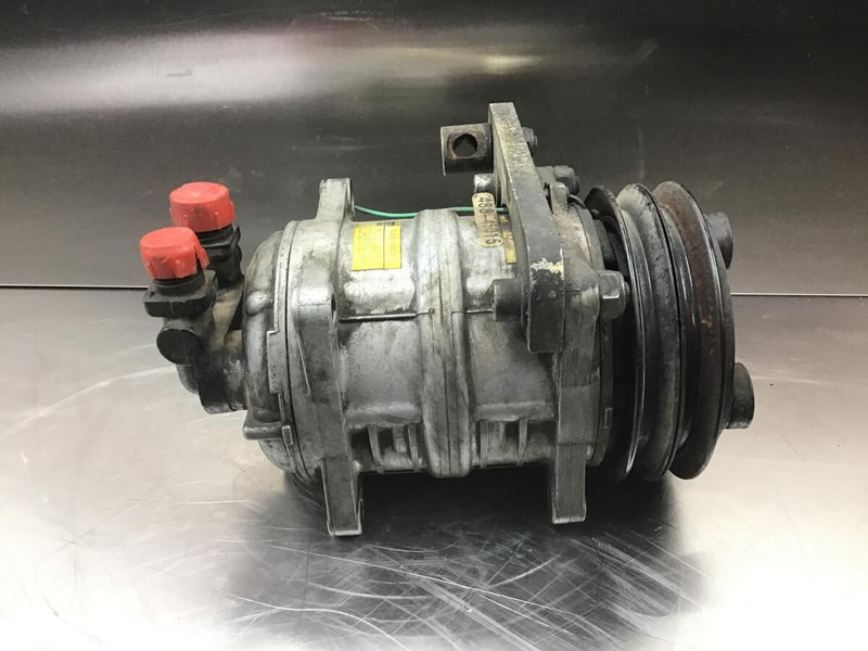 Liebherr R900 Li / A316 Li / A314 Li / A312 Li / A309 Li / A310 - A/C compressor: picture 1 Liebherr R900 Li / A316 Li / A314 Li / A312 Li / A309 Li / A310 - A/C compressor: picture 1