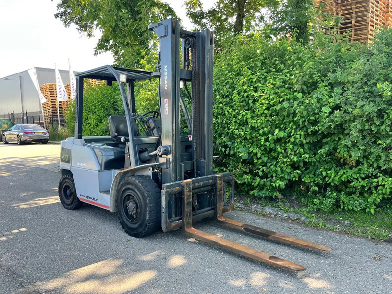 Nissan FD45 W1F4A45Y FD45 W1F4A45Y - Diesel forklift: picture 3 Nissan FD45 W1F4A45Y FD45 W1F4A45Y - Diesel forklift: picture 3