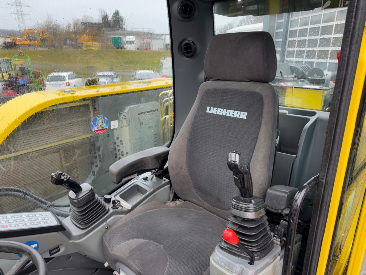 Wheel excavator LIEBHERR 910 Compact Litronic Powertilt: picture 17