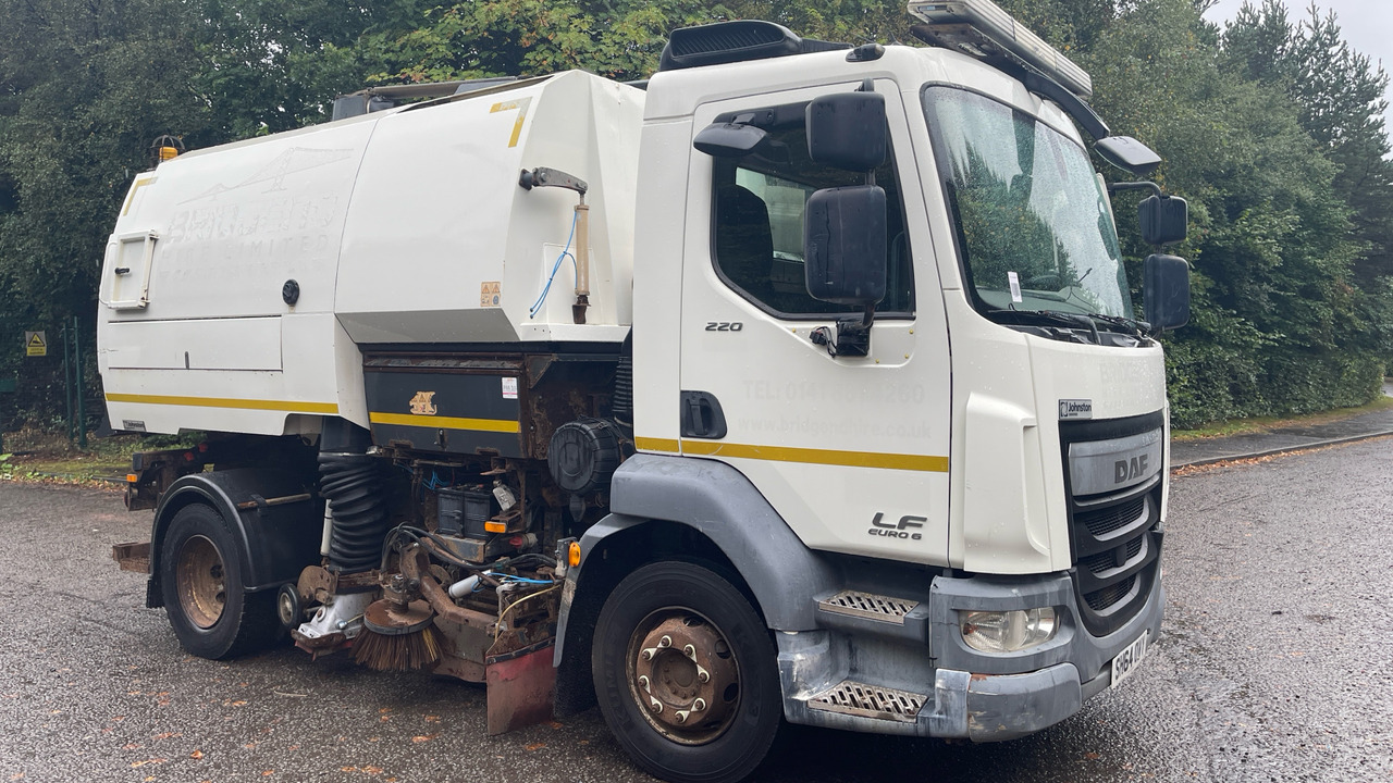 DAF LF 220 - Road sweeper: picture 1 DAF LF 220 - Road sweeper: picture 1