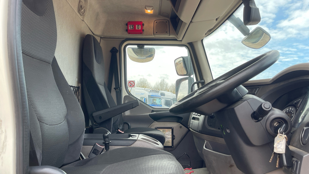 Daf LF 260 - Curtainsider truck: picture 5 Daf LF 260 - Curtainsider truck: picture 5