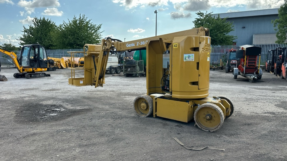 GENIE 230/20N - Truck mounted aerial platform: picture 3 GENIE 230/20N - Truck mounted aerial platform: picture 3
