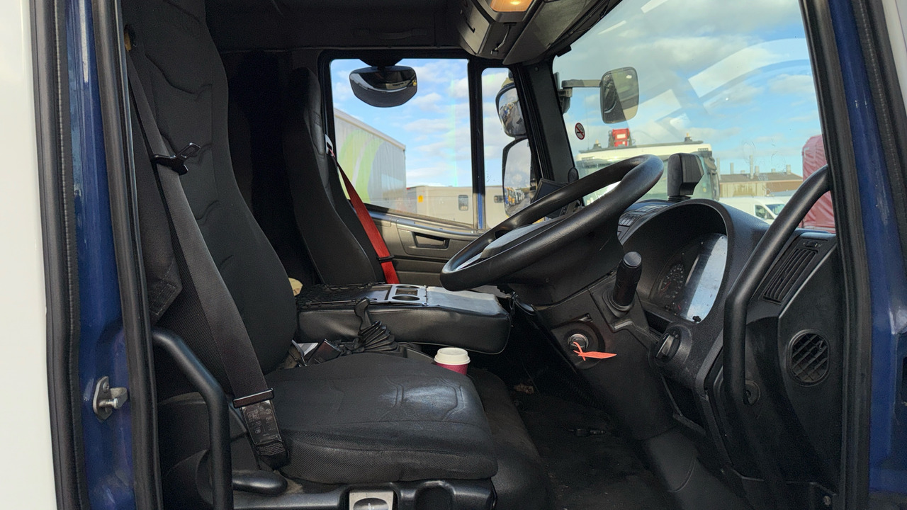 IVECO EUROCARGO 120E - Curtainsider truck: picture 5 IVECO EUROCARGO 120E - Curtainsider truck: picture 5