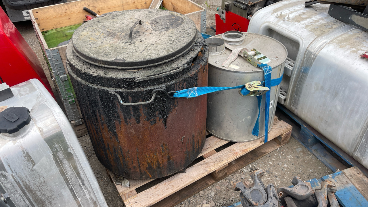TAR BOILING POT & EXHAUST (CU/0208011) - Construction equipment: picture 1 TAR BOILING POT & EXHAUST (CU/0208011) - Construction equipment: picture 1
