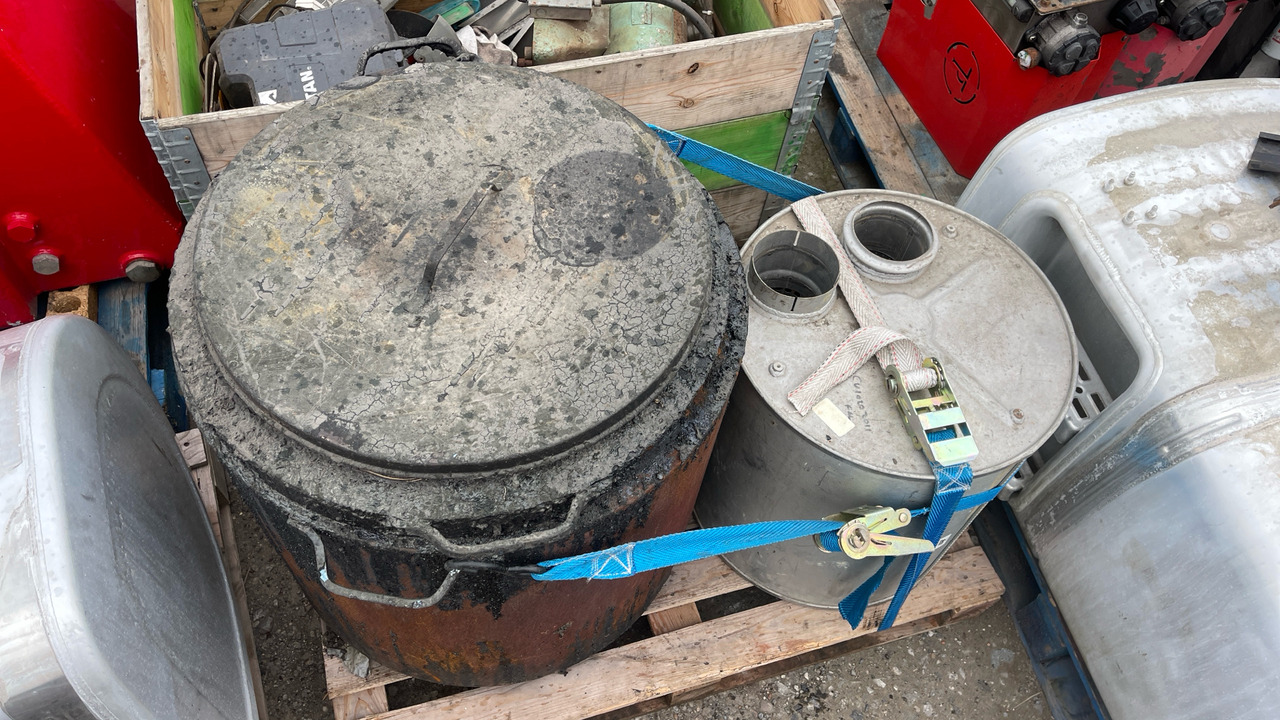 TAR BOILING POT & EXHAUST (CU/0208011) - Construction equipment: picture 2 TAR BOILING POT & EXHAUST (CU/0208011) - Construction equipment: picture 2