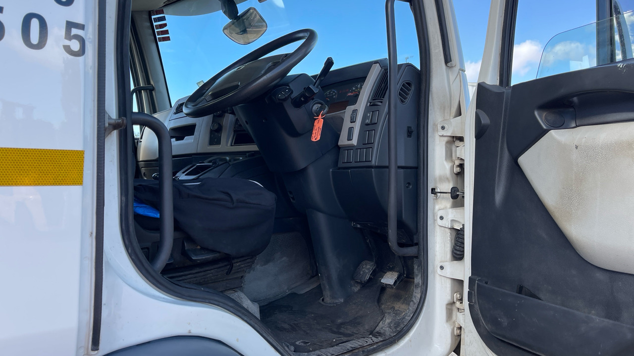 VOLVO FL 250 - Skip loader truck: picture 5 VOLVO FL 250 - Skip loader truck: picture 5