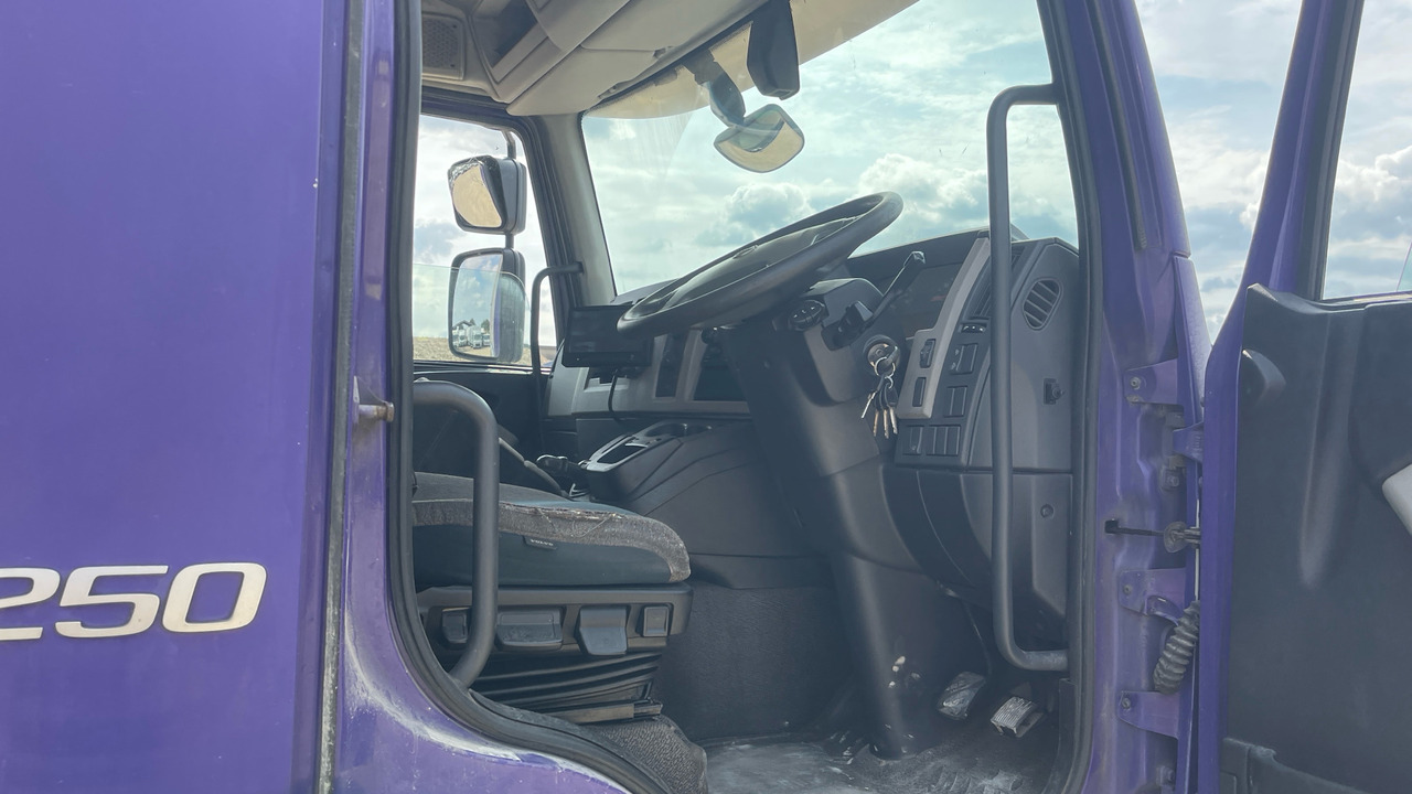 VOLVO FL 250 - Curtainsider truck: picture 5 VOLVO FL 250 - Curtainsider truck: picture 5
