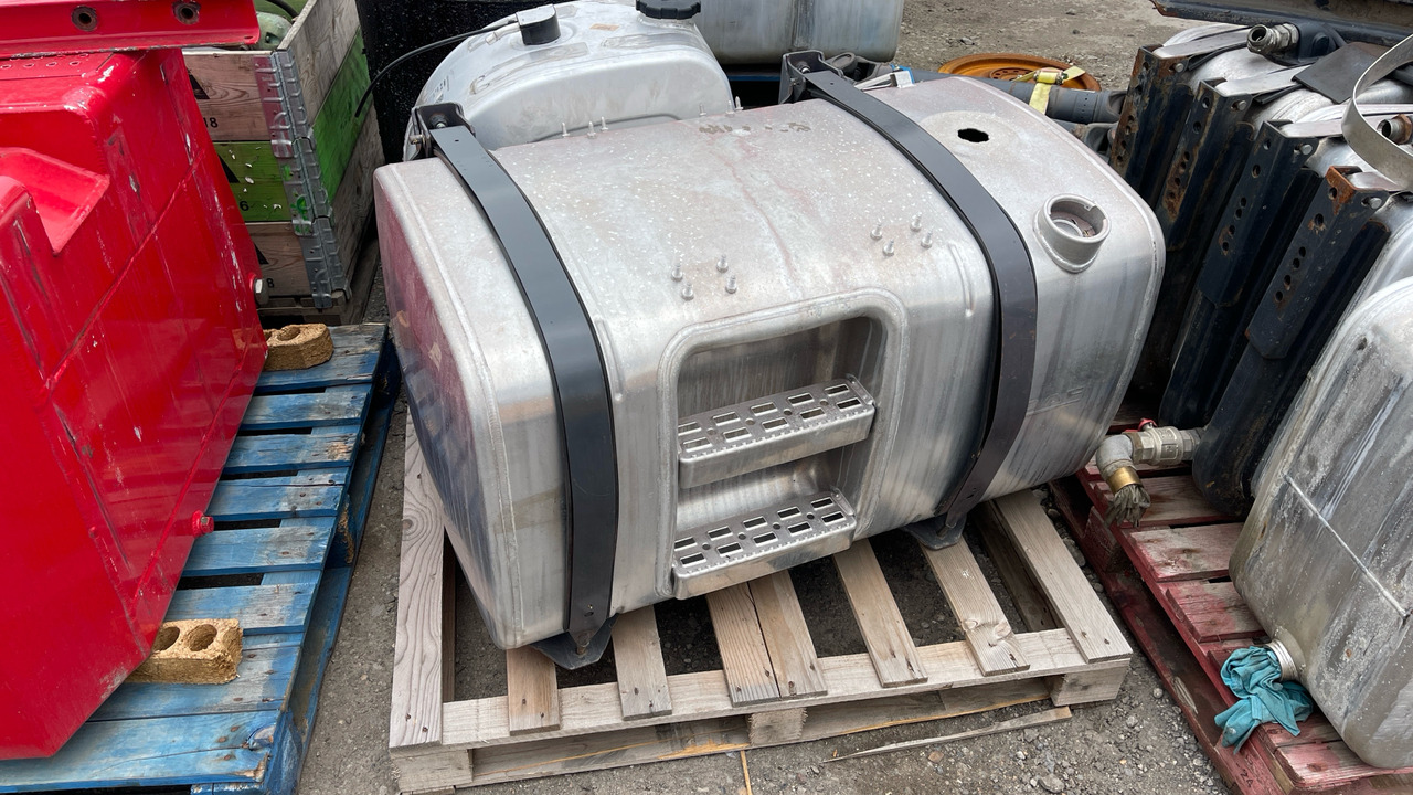 VOLVO FUEL TANKS - Construction equipment: picture 1 VOLVO FUEL TANKS - Construction equipment: picture 1