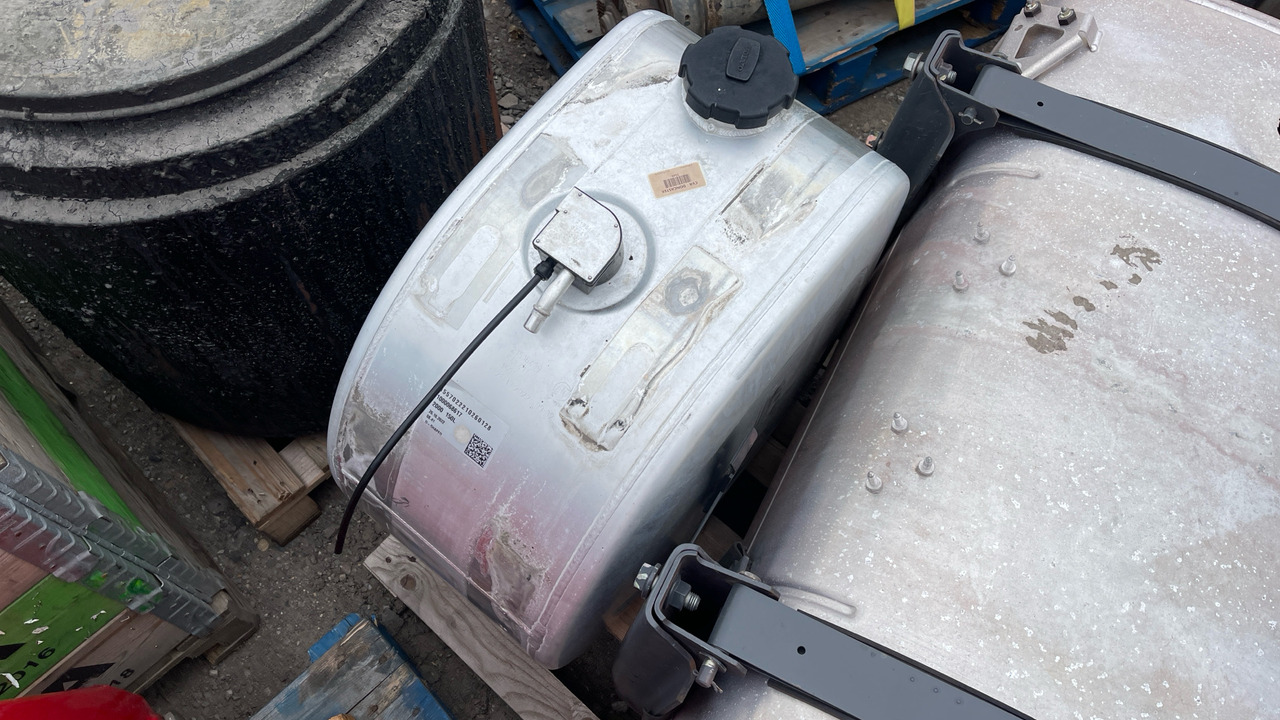 VOLVO FUEL TANKS - Construction equipment: picture 2 VOLVO FUEL TANKS - Construction equipment: picture 2