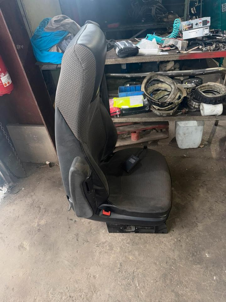 DAF XF 460 Euro 6 Fahrersitz mit Luft - Seat for Truck: picture 2 DAF XF 460 Euro 6 Fahrersitz mit Luft - Seat for Truck: picture 2