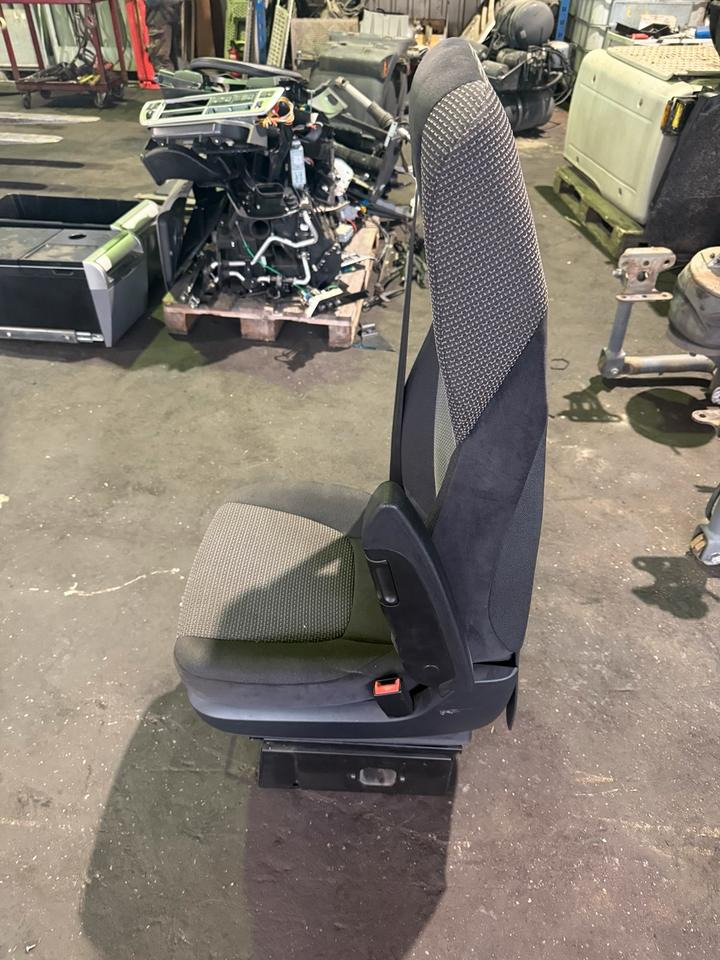 DAF XF 460 Euro6 Beifahrersitz - Seat for Truck: picture 2 DAF XF 460 Euro6 Beifahrersitz - Seat for Truck: picture 2