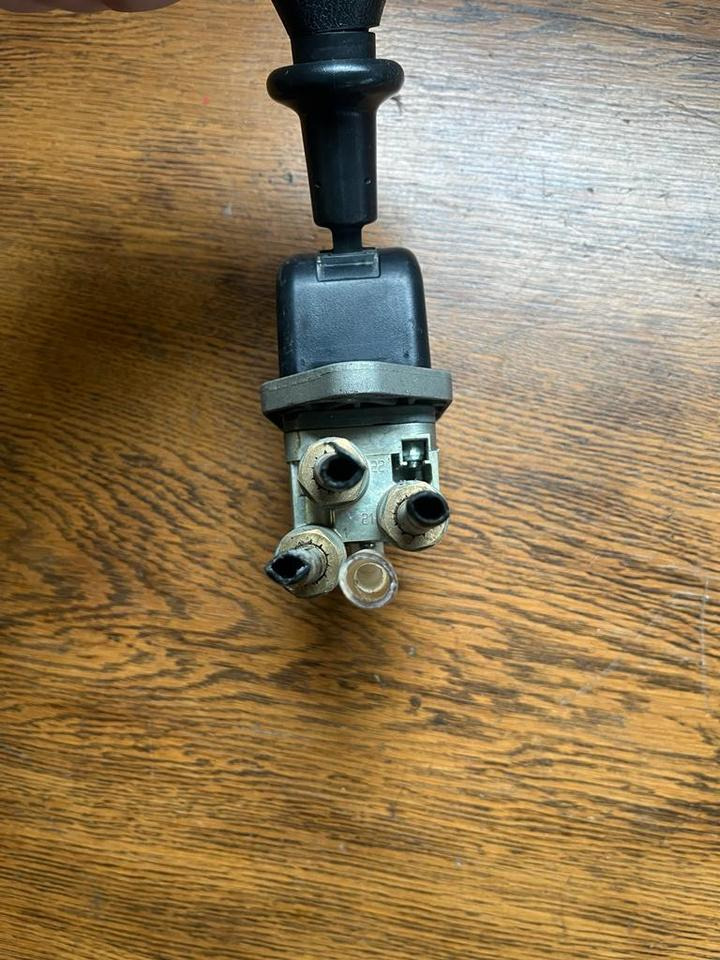 MAN Bremsventil Feststellbremse Handbremsventil 81.52315.6171 - Brake valve for Truck: picture 3 MAN Bremsventil Feststellbremse Handbremsventil 81.52315.6171 - Brake valve for Truck: picture 3