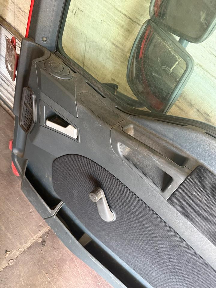 MAN TGM Beifahrertür Rot Spiegel Innenverkleidung LN 66 - Door and parts for Truck: picture 3 MAN TGM Beifahrertür Rot Spiegel Innenverkleidung LN 66 - Door and parts for Truck: picture 3