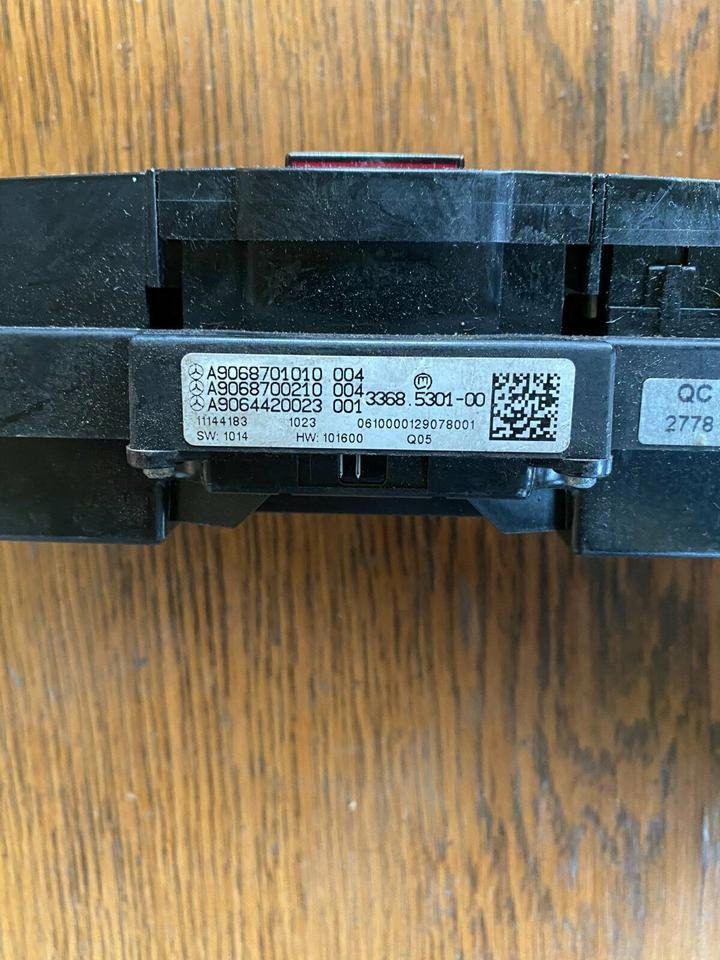 Mercedes Sprinter Warnblinkanlage Schalter A 906 870 10 10 - Cab and interior for Truck: picture 3 Mercedes Sprinter Warnblinkanlage Schalter A 906 870 10 10 - Cab and interior for Truck: picture 3