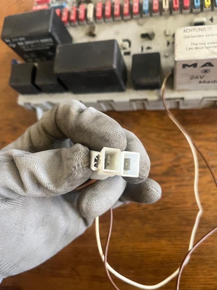 MAN L2000 Sicherungskasten 81.25444.6060 - Spare parts: picture 4 MAN L2000 Sicherungskasten 81.25444.6060 - Spare parts: picture 4