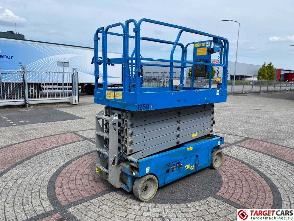 Genie GS-4047 Electric 4047 Scissor Work Lift 1389cm - Scissor lift: picture 3 Genie GS-4047 Electric 4047 Scissor Work Lift 1389cm - Scissor lift: picture 3