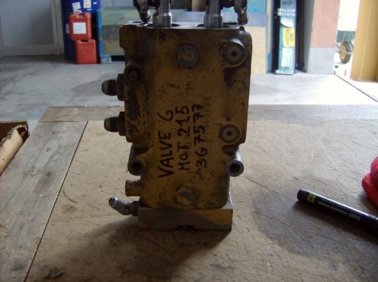 Caterpillar 215 DISTRIBUTORE - Hydraulic valve for Construction machinery: picture 1 Caterpillar 215 DISTRIBUTORE - Hydraulic valve for Construction machinery: picture 1