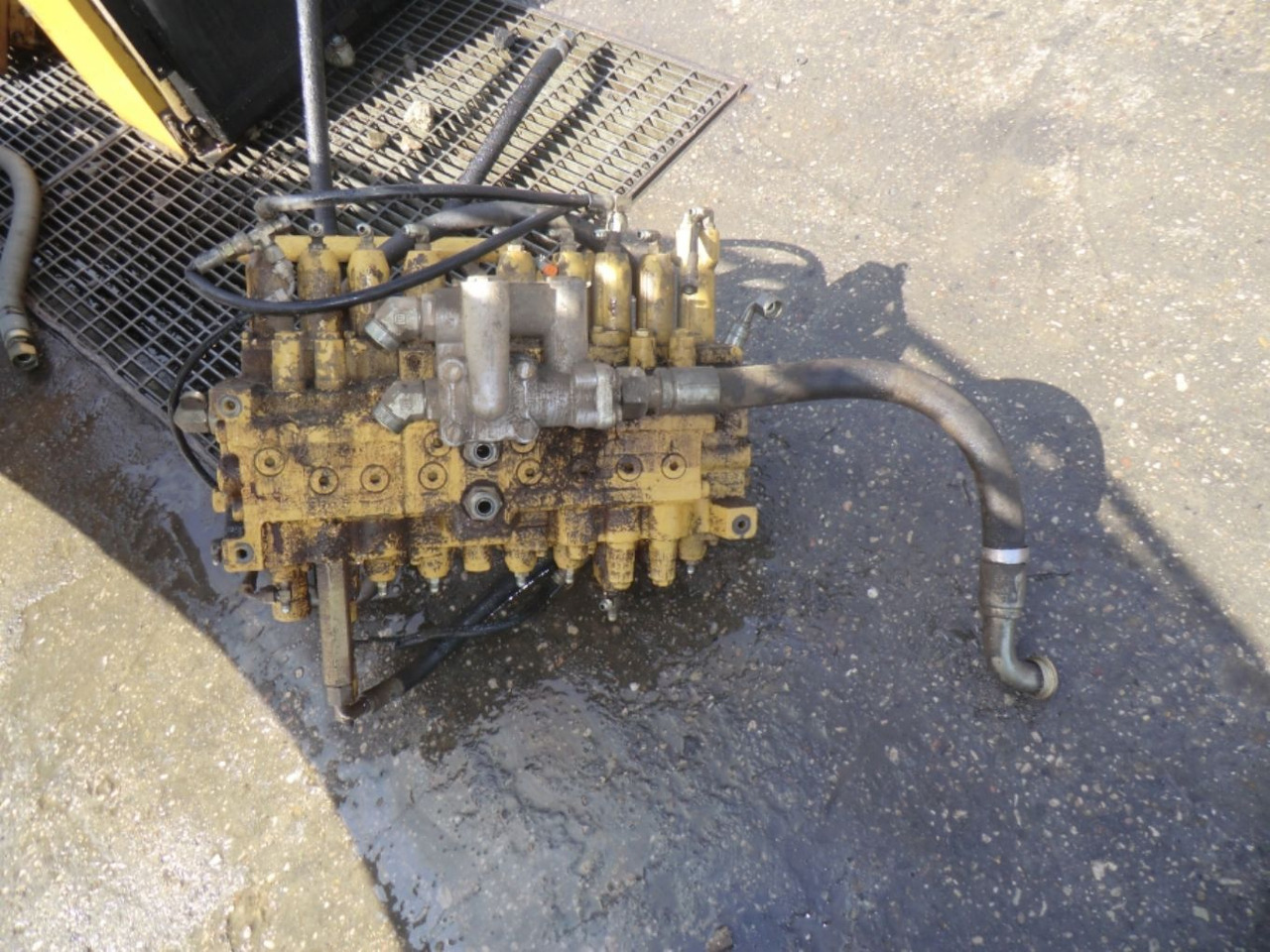 Caterpillar 317B LN Distributore - Hydraulic valve for Construction machinery: picture 2 Caterpillar 317B LN Distributore - Hydraulic valve for Construction machinery: picture 2