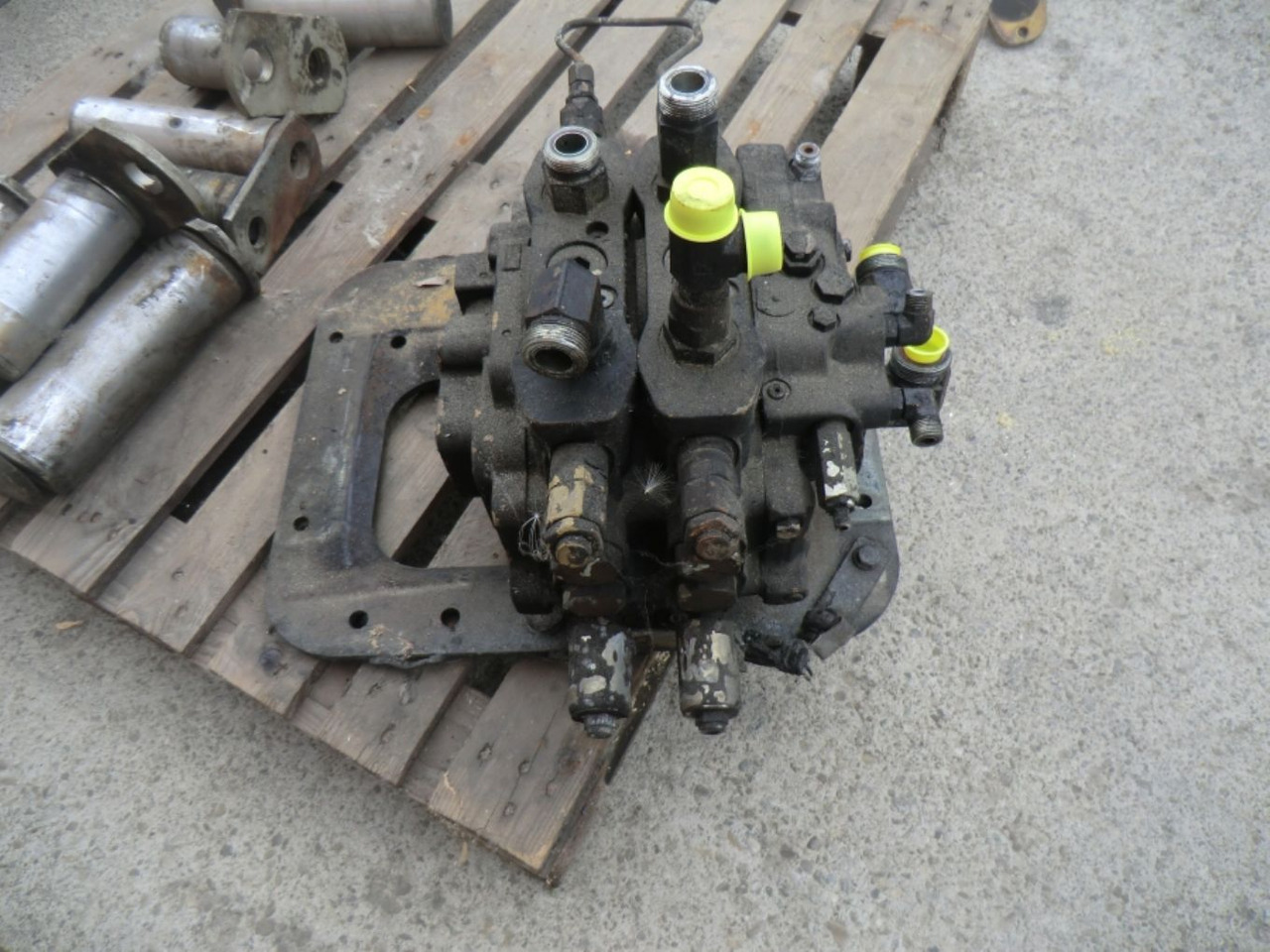 Caterpillar 963D DISTRIBUTORE - Hydraulic valve for Construction machinery: picture 2 Caterpillar 963D DISTRIBUTORE - Hydraulic valve for Construction machinery: picture 2