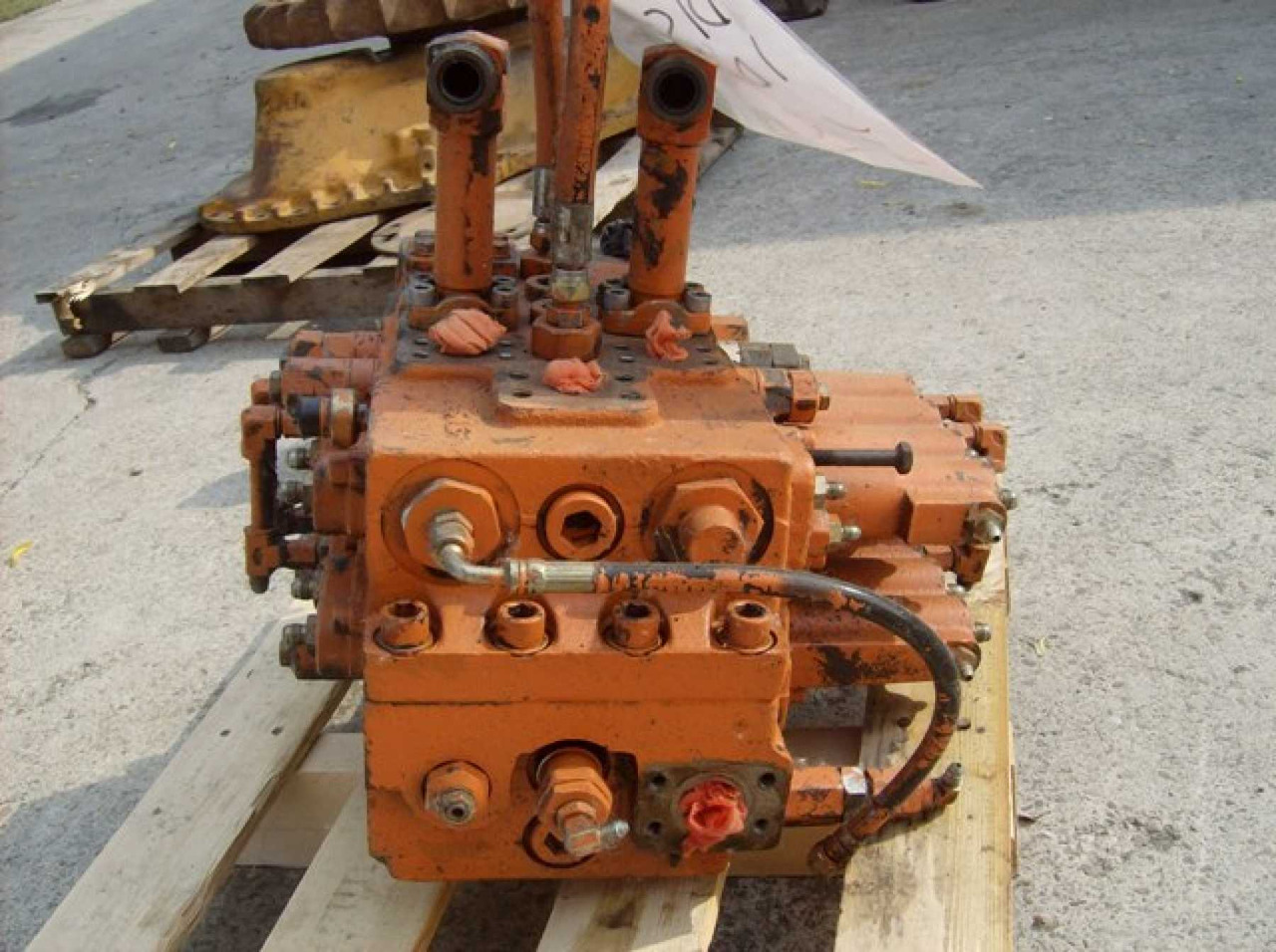 FIAT HITACHI FH300.2 distributore idraulico - Hydraulic valve for Construction machinery: picture 2 FIAT HITACHI FH300.2 distributore idraulico - Hydraulic valve for Construction machinery: picture 2