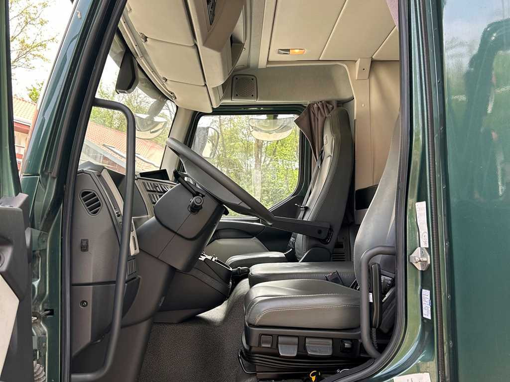Volvo STX FL, FOR 6 PEOPLE, FOR TRANSPORTING FIVE HORSES, CAMERA, 2X HYDRAULIC FRONT - Horse truck: picture 3 Volvo STX FL, FOR 6 PEOPLE, FOR TRANSPORTING FIVE HORSES, CAMERA, 2X HYDRAULIC FRONT - Horse truck: picture 3
