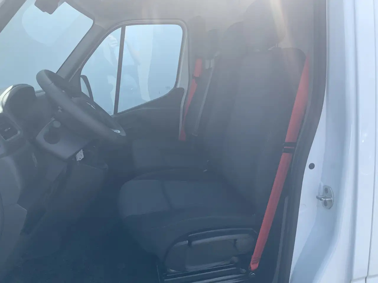 Renault Master T35 2.3 dCi 150 L2H2 Energy Work Edition Airco Cru - Panel van: picture 4 Renault Master T35 2.3 dCi 150 L2H2 Energy Work Edition Airco Cru - Panel van: picture 4