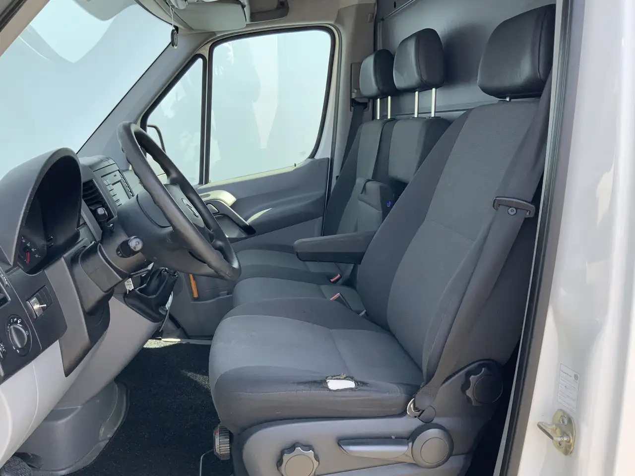 Volkswagen Crafter 35 2.0 TDI L1H1 Airco Cruise 3 Zits Trekhaak 2000 - Panel van: picture 4 Volkswagen Crafter 35 2.0 TDI L1H1 Airco Cruise 3 Zits Trekhaak 2000 - Panel van: picture 4