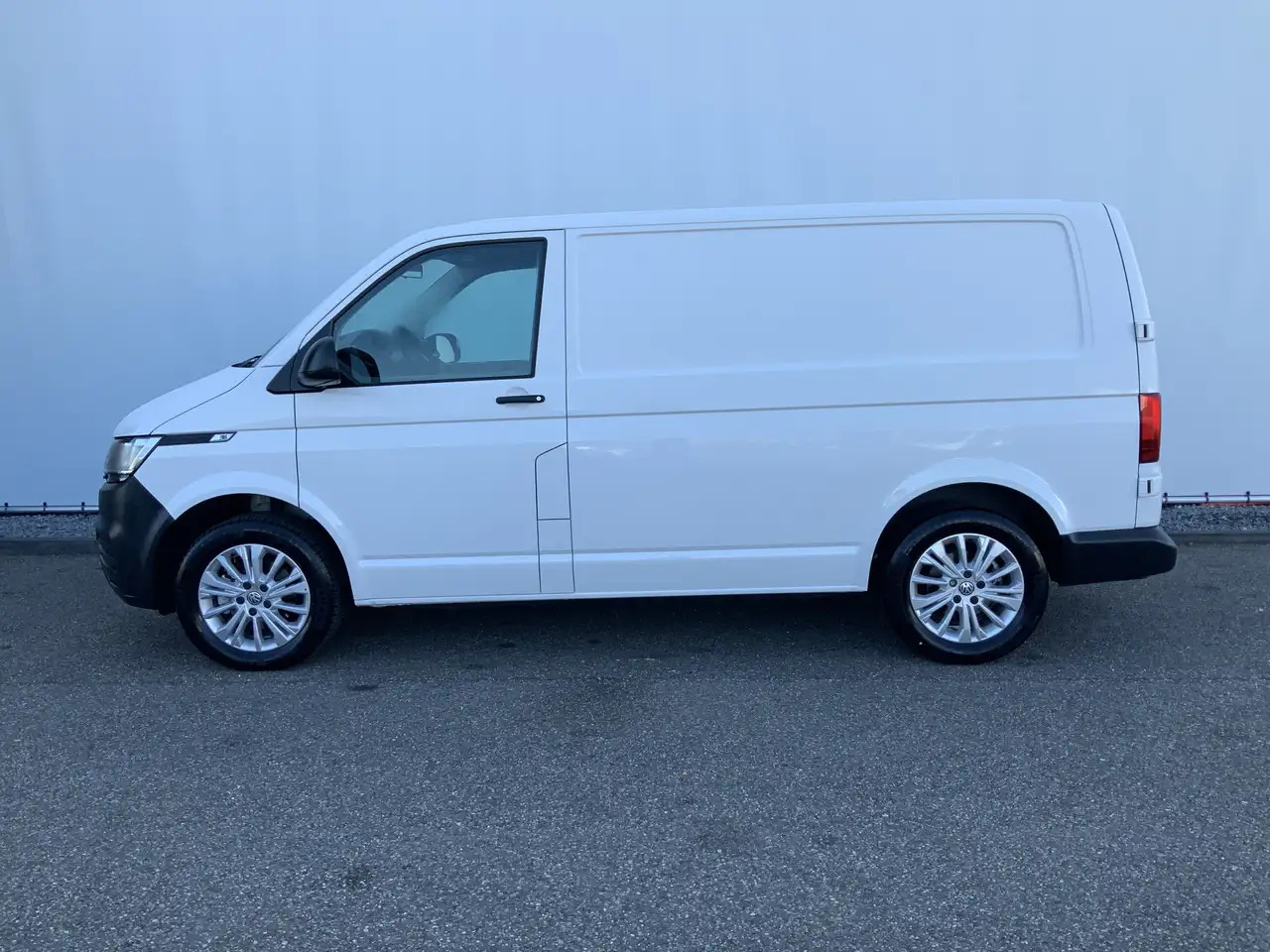 Volkswagen T6.1 Transporter 2.0 TDI L1H1 26 Economy Business - Panel van: picture 3 Volkswagen T6.1 Transporter 2.0 TDI L1H1 26 Economy Business - Panel van: picture 3