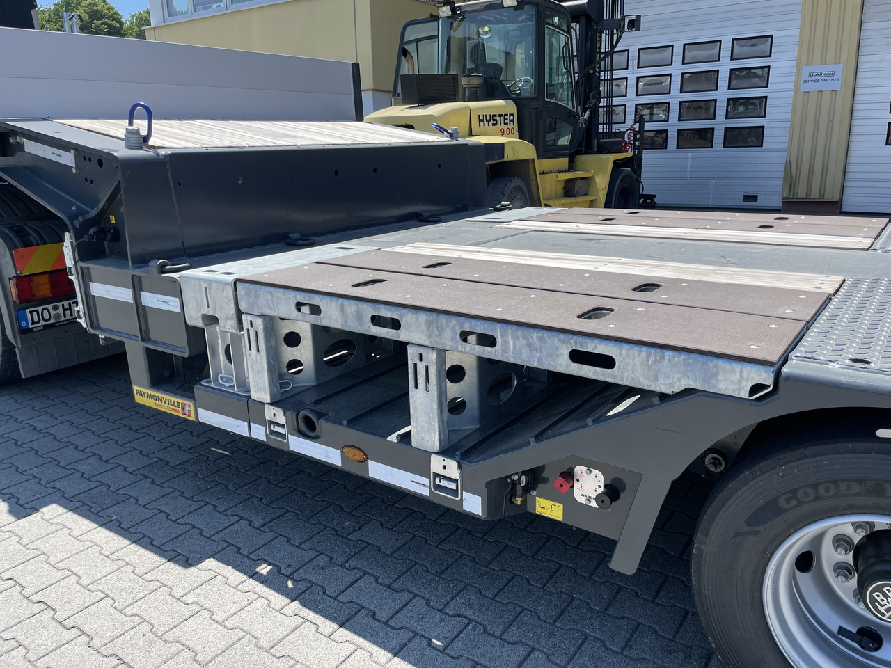 FAYMONVILLE 4(2+2)-Achs-Tele-Semi mit Radmulden und Rampen - Low loader semi-trailer: picture 5 FAYMONVILLE 4(2+2)-Achs-Tele-Semi mit Radmulden und Rampen - Low loader semi-trailer: picture 5