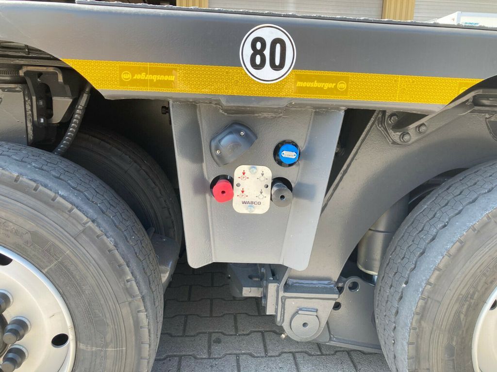 Meusburger 2-Achs-Tiefbett-Sattelauflieger mit Pendelachsen - Low loader semi-trailer: picture 5 Meusburger 2-Achs-Tiefbett-Sattelauflieger mit Pendelachsen - Low loader semi-trailer: picture 5