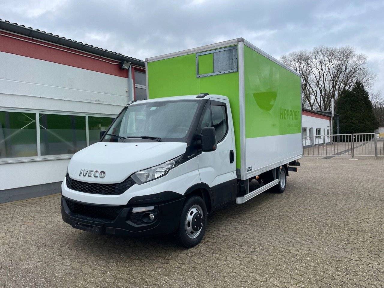 Iveco Daily 35C15 Koffer 4.2m Ladebordwand - Box van: picture 1 Iveco Daily 35C15 Koffer 4.2m Ladebordwand - Box van: picture 1