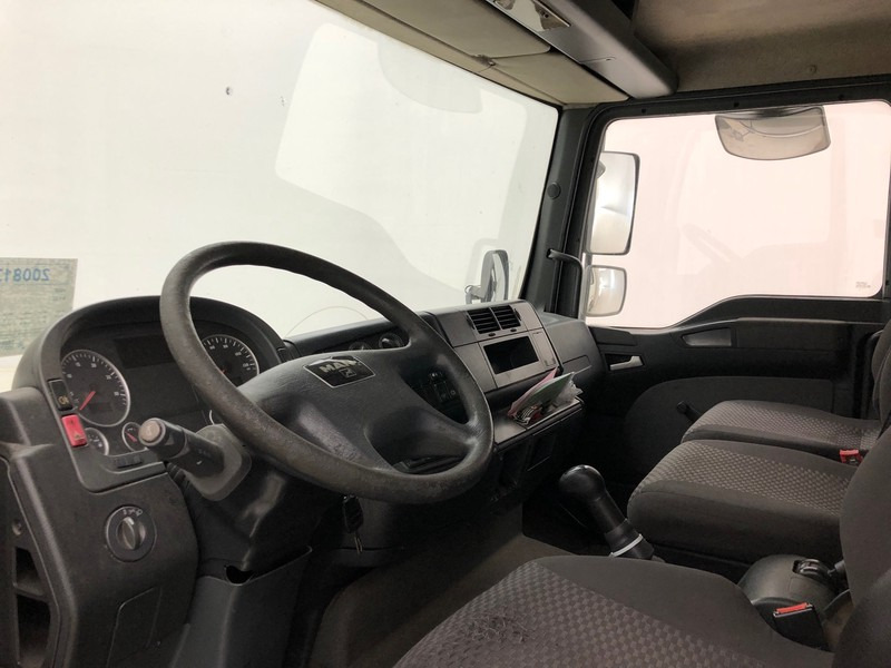 Interior photo 1: Box truck MAN TGL 8.180