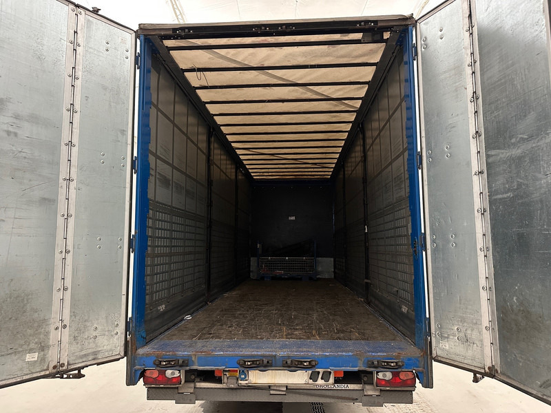 Curtainsider truck Mercedes-Benz Actros 2642 - 6x2: picture 6