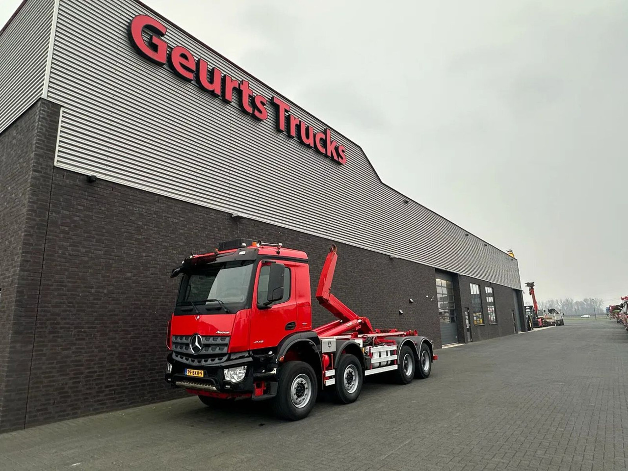 Mercedes-Benz Arocs 8X4 VDL S-30-6600 HAAKARMSYSTEEM/ABROLLKIP - Hook lift truck: picture 2 Mercedes-Benz Arocs 8X4 VDL S-30-6600 HAAKARMSYSTEEM/ABROLLKIP - Hook lift truck: picture 2